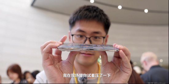 “该不该反向掰iPhone Duo” 影视飓风Tim遭公开质疑 苹果回应“博主测评片面” 六成网友力挺：合理操作！